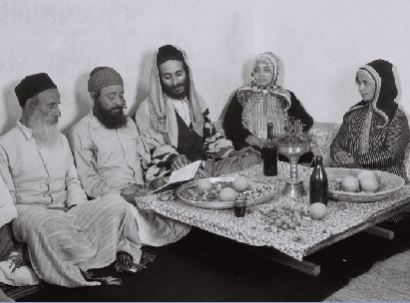 A_YEMENITE_FAMILY_READING_FROM_THE_PSALMS_ON_SHABBAT_AFTER_LUNCH